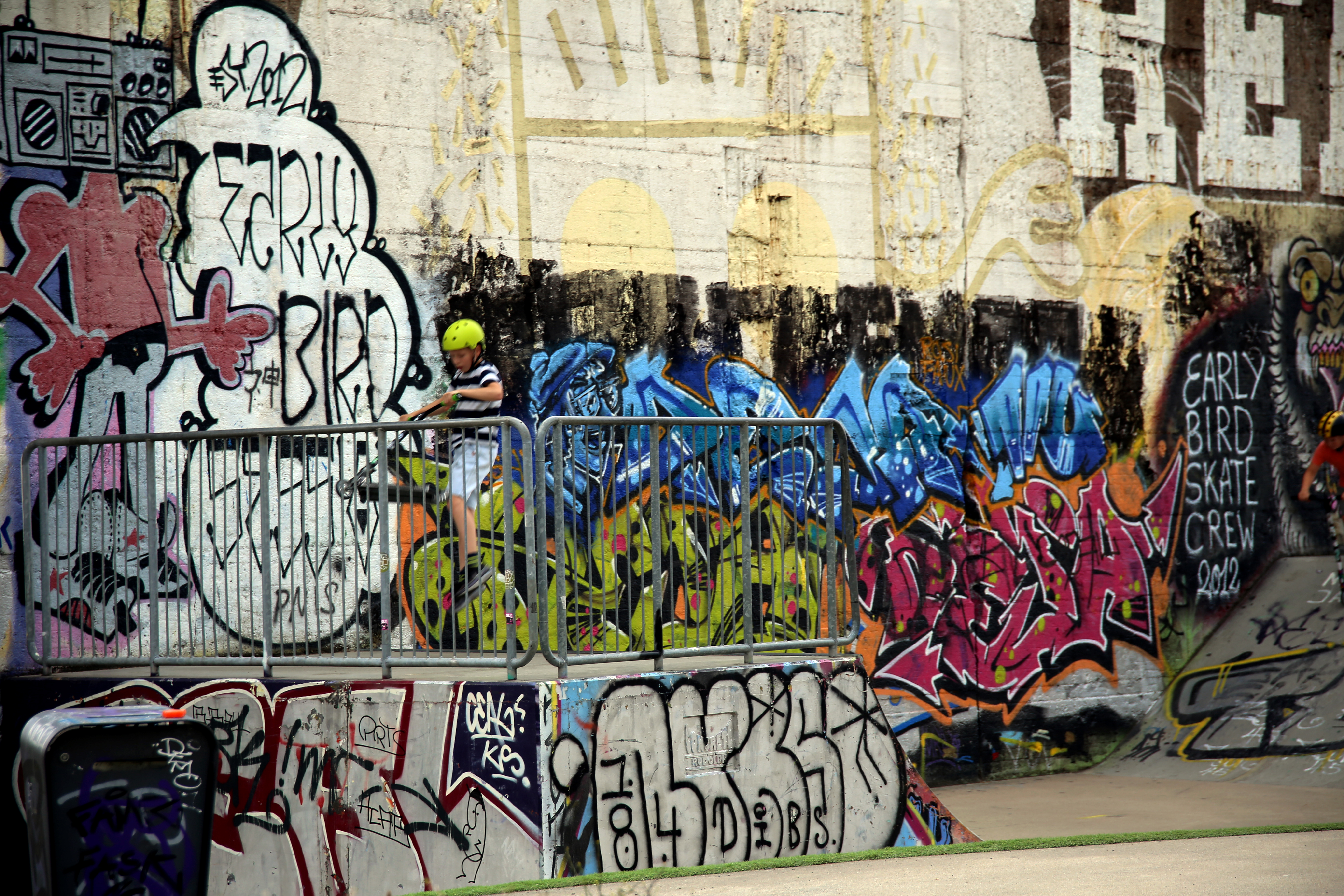 Cover picture News A boy on a bicycle in front of a graffiti-sprayed wall.